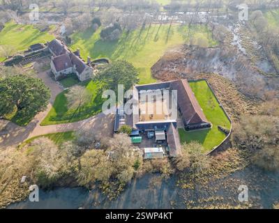 vue aérienne du prieuré de michelham dans le dicker supérieur dans l'est du sussex. Ancien prieuré augustinien à douves et lieu de mariage populaire Banque D'Images