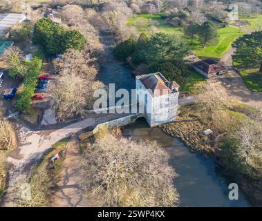 vue aérienne du prieuré de michelham dans le dicker supérieur dans l'est du sussex. Ancien prieuré augustinien à douves et lieu de mariage populaire Banque D'Images