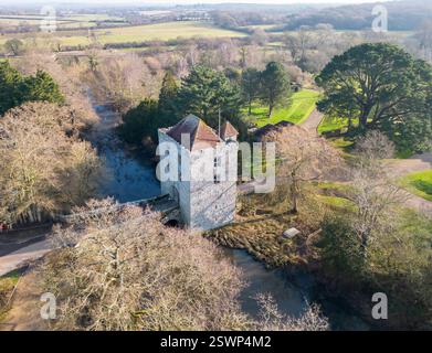 vue aérienne du prieuré de michelham dans le dicker supérieur dans l'est du sussex. Ancien prieuré augustinien à douves et lieu de mariage populaire Banque D'Images