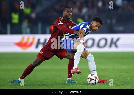 Rome, Italie. 20 février 2025. Evan N'Dicka, de Roma, rivalise pour le ballon avec Goncalo Borges, de Porto, lors de la phase Knockout de l'UEFA Europa League Banque D'Images