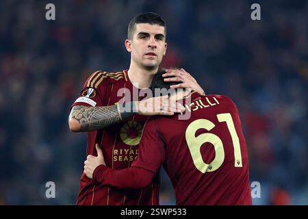 Rome, Italie. 20 février 2025. Niccolo' Pisilli of Roma célèbre avec Gianluca Mancini après avoir marqué 3-1 buts lors de l'UEFA Europa League, Knockout Banque D'Images