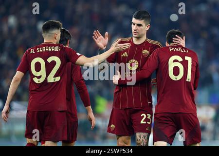 Rome, Italie. 20 février 2025. Niccolo' Pisilli of Roma célèbre avec Stephan El Shaarawy et Gianluca Mancini après avoir marqué 3-1 buts lors de l'UEFA Banque D'Images
