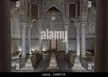 Les tombes saadiennes à Marrakech sont un mausolée entouré de jardins, décorés de carreaux colorés, marbre et stuc. Banque D'Images