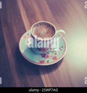 Une petite tasse de café turc fort dans Une petite tasse décorative sur Une table en bois Banque D'Images