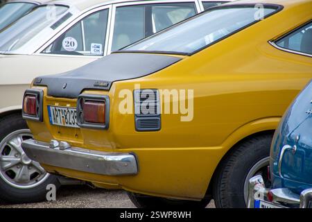 corfou, corfou, Grèce. 16 février 2025 : Toyota Corolla jaune garée parmi d'autres voitures anciennes. Banque D'Images