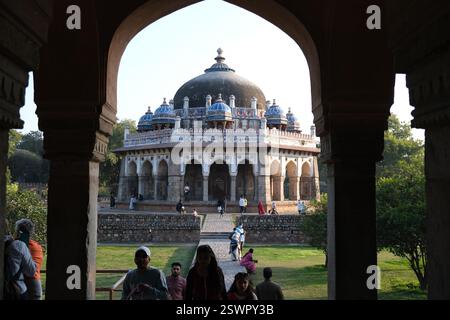 Les touristes moulent autour de la tombe d'Isa Khan, qui fait partie du complexe funéraire de Humayun de l'époque moghole à New Delhi Banque D'Images