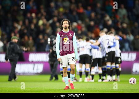 Burnley, Royaume-Uni. 21 février 2025. Hannibal Mejbri (28), milieu de terrain de Burnley, réagit lors du match du Championnat EFL Burnley FC v Sheffield mercredi FC Skybet à Turf Moor, Burnley, Angleterre, Royaume-Uni le 21 février 2025 crédit : Phil Duncan/Every second Media crédit : Every second Media/Alamy Live News Banque D'Images