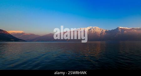 Ambiance nocturne sur le lac de Garde. Le Monte Baldo ensoleillé en arrière-plan. Prise près de Limone. Banque D'Images