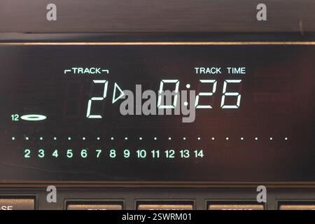Gros plan d'un affichage audio numérique montrant la progression de la piste et les détails du chronomètre, reflétant les détails de la technologie moderne et de la musique. Banque D'Images