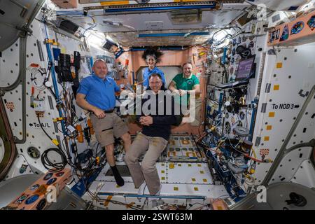 ISS - 19 février 2025 - les membres du SpaceX Crew-9 de la NASA posent ensemble pour un portrait à l'intérieur du module Unity de la Station spatiale internationale. Sens horaire fr Banque D'Images
