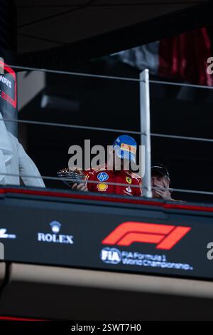 Charles Leclerc de Monaco et Ferrari - troisième du Grand Prix de F1 d'Abu Dhabi 2024, célébrant sur le podium - 8 décembre Banque D'Images