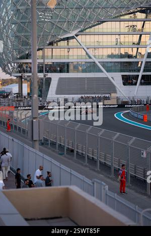 Charles Leclerc de Monaco pilotant la Scuderia Ferrari lors de la journée de course du Grand Prix F1 Etihad Airways Abu Dhabi 2024 à Yas Marina, le 8 décembre Banque D'Images