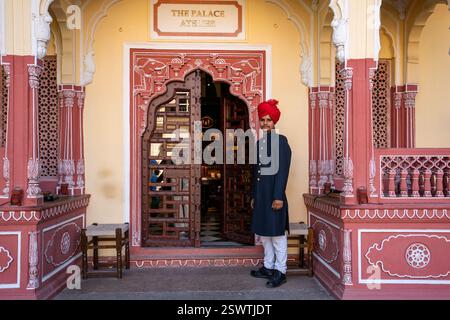 Inde. Rajasthan. Jaipur. Palais de la ville. Un garde se tient devant l'entrée du musée du Palais de la ville Banque D'Images