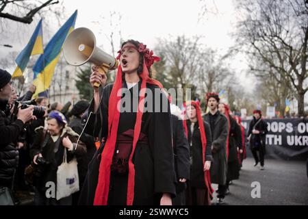 22 fév 2025 Londres / UKAS le troisième anniversaire de la guerre Ukraine-Russie approche le 24 février, des milliers de personnes ont manifesté devant l'ambassade de Russie. Alamy Live News / Aubrey Fagon Banque D'Images