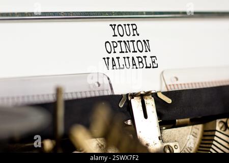 Votre opinion symbole précieux. Mots conceptuels votre avis précieux tapé sur une belle vieille machine à écrire rétro vintage. Beau fond blanc. Busines Banque D'Images
