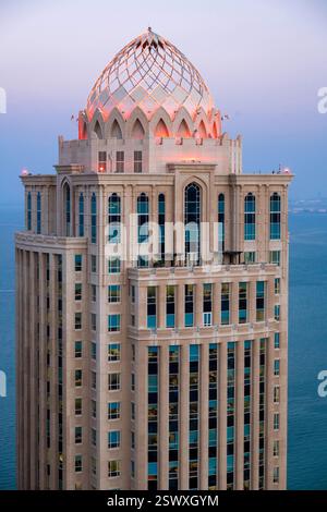 Doha, Qatar - 21 février 2025 : emblématique Ooredoo Tower West Bay Doha Qatar Banque D'Images
