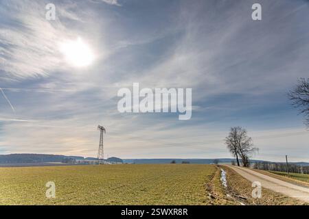 250222VorfrühlingZwönitz nouvelles ID : en 2025-02-22 Nach Strengem Frost im Erzgebirge vor wenigen Tagen : Sonnenstrahlen und milde Temperaturen machen Lust auf Frühling Zwönitz. Noch vor einigen Tagen herrschte im Erzgebirge, Dauerfrost. VOR allem nachts Sank das Thermometer im Erzgebirge bis auf unter MINUS 15 Grad ab. Ein anderes Bild zeigte sich am heutigen Samstag. Zweistellige Plusgrade von 11 Grad und Sonnenschein machen an diesem Wochenende, Lust auf den Frühling. Nach den eisigen Tagen wurde es Zeit nutzten viele das milde Wetter aus, um ihren Wagen zu waschen. EIS, Schnee und Streusalz SOR Banque D'Images