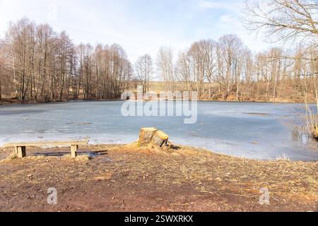 250222VorfrühlingZwönitz nouvelles ID : en 2025-02-22 Nach Strengem Frost im Erzgebirge vor wenigen Tagen : Sonnenstrahlen und milde Temperaturen machen Lust auf Frühling Zwönitz. Noch vor einigen Tagen herrschte im Erzgebirge, Dauerfrost. VOR allem nachts Sank das Thermometer im Erzgebirge bis auf unter MINUS 15 Grad ab. Ein anderes Bild zeigte sich am heutigen Samstag. Zweistellige Plusgrade von 11 Grad und Sonnenschein machen an diesem Wochenende, Lust auf den Frühling. Nach den eisigen Tagen wurde es Zeit nutzten viele das milde Wetter aus, um ihren Wagen zu waschen. EIS, Schnee und Streusalz SOR Banque D'Images