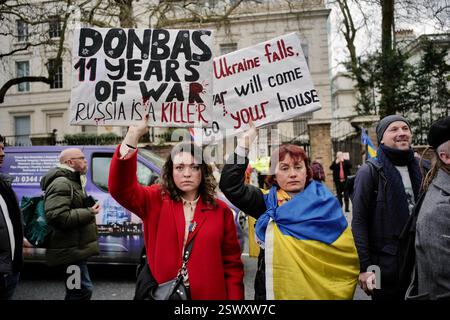 22 fév 2025 Londres / UKAS le troisième anniversaire de la guerre Ukraine-Russie approche le 24 février, des milliers de personnes ont manifesté devant l'ambassade de Russie. Alamy Live News / Aubrey Fagon Banque D'Images