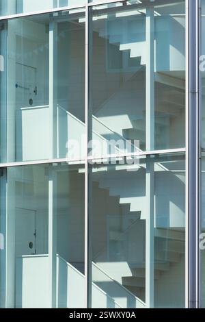 Façade en verre réfléchissant d'un bâtiment Banque D'Images