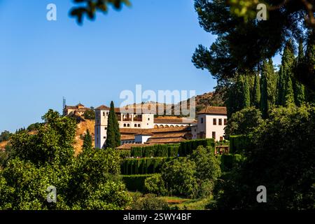 Vue d'été verdoyante sur le Generalife - le majestueux palais d'été mauresque surplombant les collines de Grenade Banque D'Images