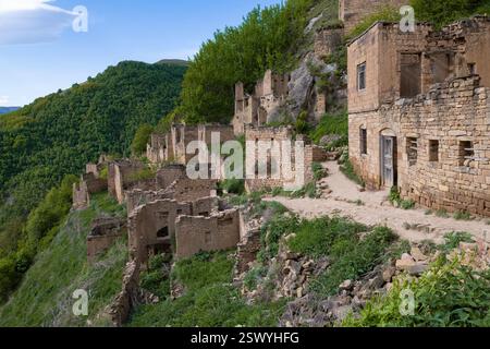 Ruines de l'ancien village de montagne abandonné de Gamsutl un matin de mai. République du Daghestan, Russie Banque D'Images
