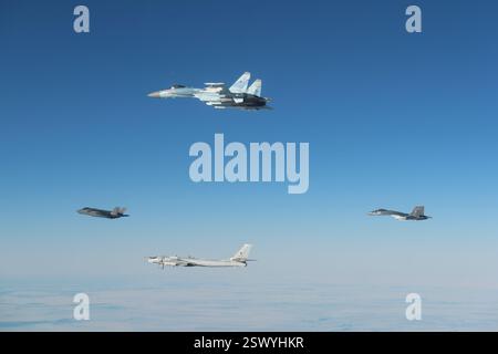 Mer des Chukchi, États-Unis. 19 février 2025. Deux bombardiers stratégiques russes tu-95 et deux chasseurs Su-27 sont interceptés U. Chasseurs furtifs F-35A Lightning II de la S Air Force, affectés au Commandement de la défense aérospatiale de l'Amérique du Nord, le 19 février 2025 au-dessus de la mer des Tchouktches. Crédit : TSGT. Donald Hudson/États-Unis Air Force/Alamy Live News Banque D'Images