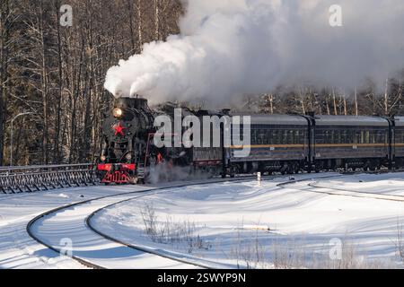 Ruskeala, RUSSIE - 20 FÉVRIER 2025 : le train rétro 'Ruskeala Express' arrive à la station Ruskeala Mountain Park par une journée ensoleillée de février. Kareli Banque D'Images