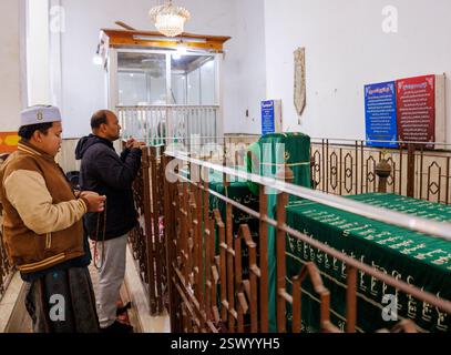 Pèlerins à la tombe de Dhul-Nun al-Misri, le Caire, Egypte Banque D'Images
