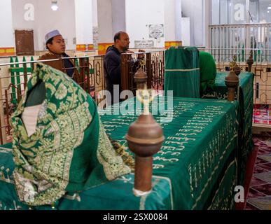 Pèlerins à la tombe de Dhul-Nun al-Misri, le Caire, Egypte Banque D'Images