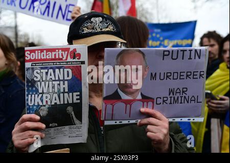 LONDRES, ROYAUME-UNI. 22 février 2025. Les manifestants exigent de négocier pour la paix à l'occasion du 3ème anniversaire de l'invasion troupes russes dehors! Solidarité avec l'Assemblée ukrainienne à St Volodymyr Statue marche vers la Russie ebKS, Londres, Angleterre. (Photo de 李世惠/Voir Li/Picture Capital) crédit : Voir Li/Picture Capital/Alamy Live News Banque D'Images