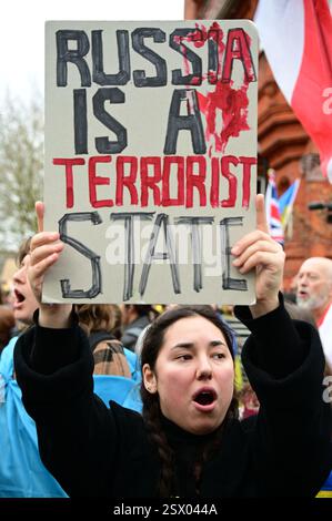 LONDRES, ROYAUME-UNI. 22 février 2025. Les manifestants exigent de négocier pour la paix à l'occasion du 3ème anniversaire de l'invasion troupes russes dehors! Solidarité avec l'Assemblée ukrainienne à St Volodymyr Statue marche vers la Russie ebKS, Londres, Angleterre. (Photo de 李世惠/Voir Li/Picture Capital) crédit : Voir Li/Picture Capital/Alamy Live News Banque D'Images