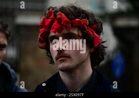 LONDRES, ROYAUME-UNI. 22 février 2025. Les manifestants exigent de négocier pour la paix à l'occasion du 3ème anniversaire de l'invasion troupes russes dehors! Solidarité avec l'Assemblée ukrainienne à St Volodymyr Statue marche vers la Russie ebKS, Londres, Angleterre. (Photo de 李世惠/Voir Li/Picture Capital) crédit : Voir Li/Picture Capital/Alamy Live News Banque D'Images