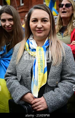 LONDRES, ROYAUME-UNI. 22 février 2025. Les manifestants exigent de négocier pour la paix à l'occasion du 3ème anniversaire de l'invasion troupes russes dehors! Solidarité avec l'Assemblée ukrainienne à St Volodymyr Statue marche vers la Russie ebKS, Londres, Angleterre. (Photo de 李世惠/Voir Li/Picture Capital) crédit : Voir Li/Picture Capital/Alamy Live News Banque D'Images