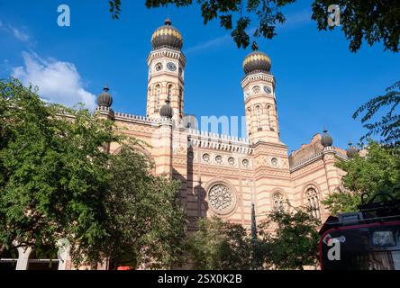 Budapest, Hongrie, 29 août 2022. La façade de la synagogue, la plus grande d'Europe. Belle journée d'été. Banque D'Images