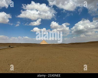 Vue grand angle de la pyramide rouge de Snefru dans le désert de Dahshur. Egyptien Banque D'Images