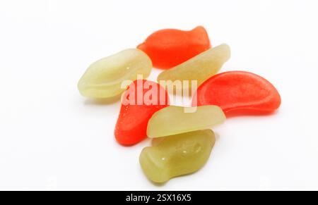 Une collection de bonbons gelés rouges et jaunes en forme de fruits Banque D'Images