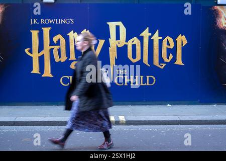 Affiche du Palace Theatre dans le West End où la pièce Harry Potter et l'enfant maudit se déroule au cœur du Londons Theatreland le 2 février 2025 à Londres, Royaume-Uni. Le West End Theatre est un théâtre professionnel grand public mis en scène dans les grands théâtres du West End de Londres et à proximité, qui a également été surnommé Theatreland. Le théâtre West End est généralement considéré comme représentant le plus haut niveau de théâtre commercial. Banque D'Images