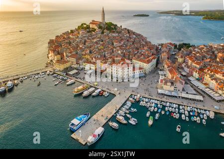 Vue aérienne de la vieille ville de Rovinj, mer Adriatique, péninsule d'Istrie, Croatie Banque D'Images