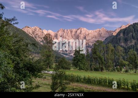 Magnifiques Alpes de Kamnik-Savinja illuminées par la pleine lune la nuit, vues de Zgornje Jezersko, Slovénie Banque D'Images