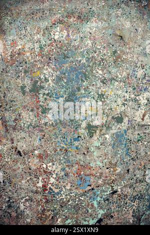 Surface texturée abstraite avec des couches de peinture vieillies dans les tons bleu, vert et terreux. Un fond artistique parfait pour des projets créatifs Banque D'Images