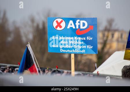 Aschaffenburg : Demo gegen linke Hetze und Gewalt***Schild mit Werbung für die AFD Banque D'Images