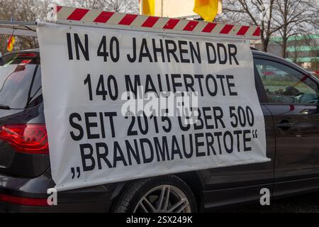 Aschaffenburg : Demo gegen linke Hetze und Gewalt***Auf einem Schild wird die Zahl von sogenannten Brandmauertoten beklagt Banque D'Images