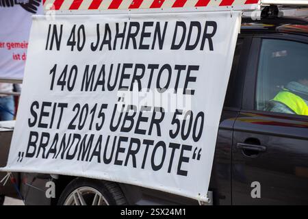Aschaffenburg : Demo gegen linke Hetze und Gewalt***Auf einem Schild wird die Zahl von sogenannten Brandmauertoten beklagt Banque D'Images