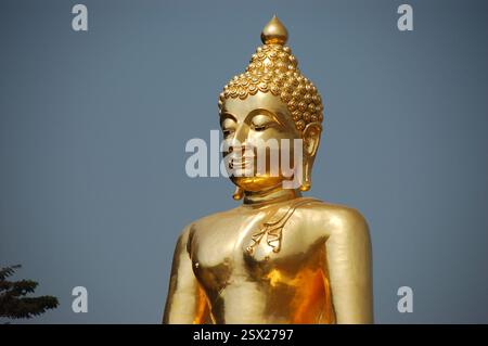 Une statue massive de Bouddha doré sur la rive du Triangle d'Or de Thaïlande, un monument culturel et spirituel important dans cette frontière historique Banque D'Images