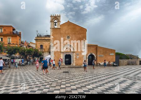 TAORMINA, ITALIE - 11 AOÛT 2021 : la pittoresque Piazza IX Aprile, place principale et attraction touristique de Taormina, Sicile, Italie Banque D'Images