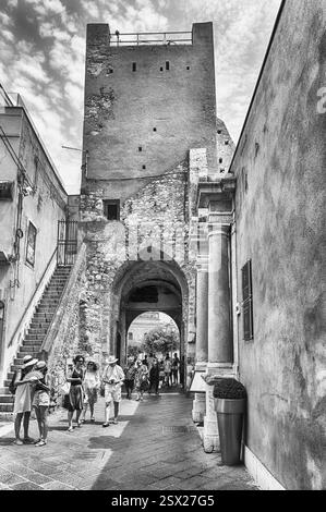 TAORMINA, ITALIE - 11 AOÛT 2021 : promenade dans les rues pittoresques de Taormina, Sicile, Italie Banque D'Images