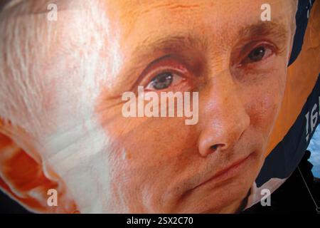 Moscou, Russie. 22ns de février 2025. Une bannière avec le portrait du président de la Fédération de Russie Vladimir Poutine est vue sur la place Manegnaya dans le centre de Moscou, en Russie Banque D'Images