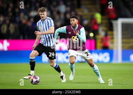 Burnley, Royaume-Uni. 21 février 2025. Milieu de terrain de Burnley Josh Laurent (29) lors du Burnley FC v Sheffield mercredi FC Skybet EFL Championship match à Turf Moor, Burnley, Angleterre, Royaume-Uni le 21 février 2025 crédit : Phil Duncan/Every second Media crédit : Every second Media/Alamy Live News Banque D'Images