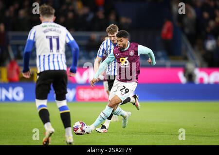 Burnley, Royaume-Uni. 21 février 2025. Milieu de terrain de Burnley Josh Laurent (29) lors du Burnley FC v Sheffield mercredi FC Skybet EFL Championship match à Turf Moor, Burnley, Angleterre, Royaume-Uni le 21 février 2025 crédit : Phil Duncan/Every second Media crédit : Every second Media/Alamy Live News Banque D'Images